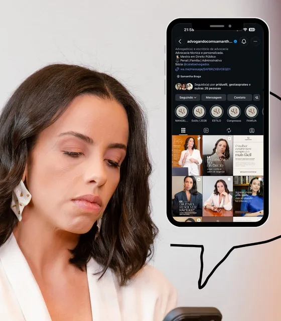 Advogada consultando o próprio perfil profissional pelo celular, cliente Criativa