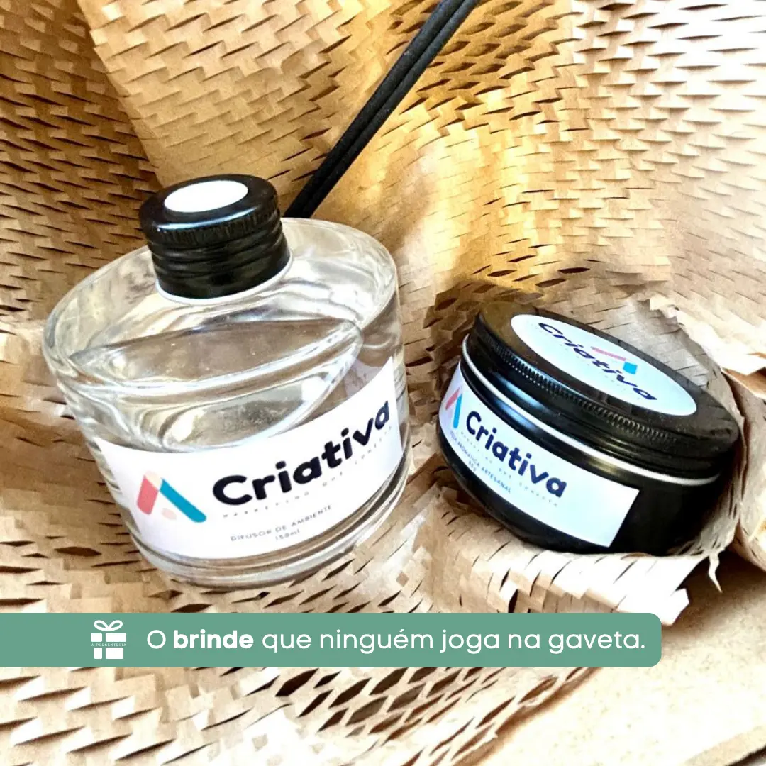 Preparação de pedido em marca de varejo, com produto sendo embalado para entrega