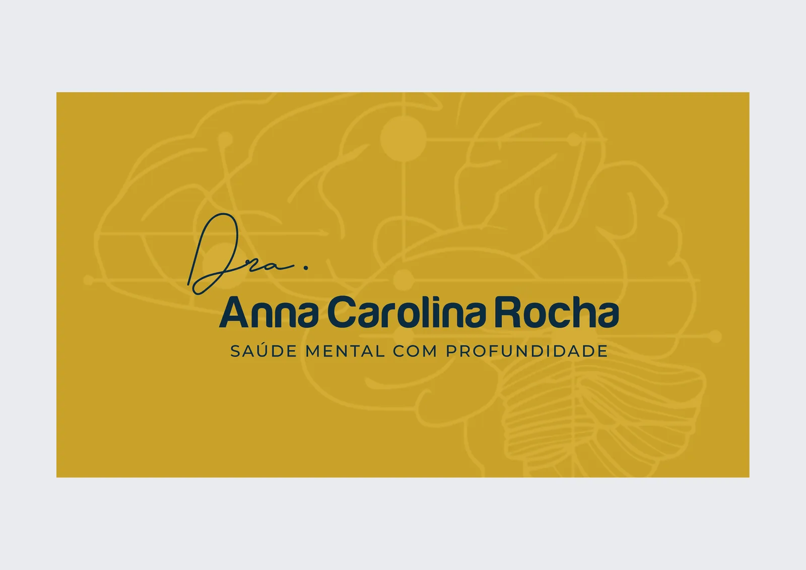 Frente do cartão de visita, assinatura em azul-marinho sobre fundo dourado com padronagem do símbolo