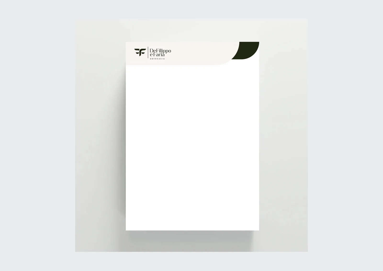 Papel timbrado DeFilippo e Faria com assinatura no topo e curva creme