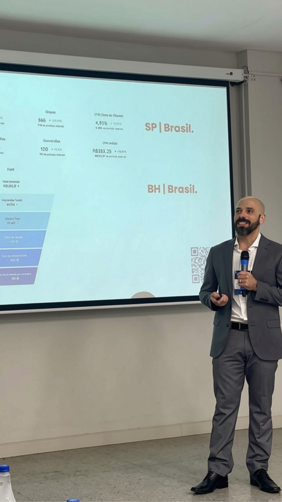 Reunião de consultoria estratégica de marketing com apresentação de diagnóstico